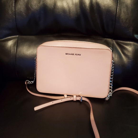 Michael Kors Handbags - NWOT Michael Kors Jet Set Crossbody